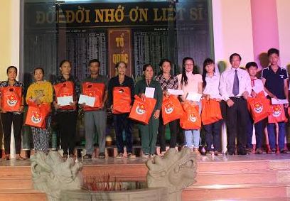 Trao quà cho thân nhân các gia đình thương binh liệt sỹ tỉnh Bình Định